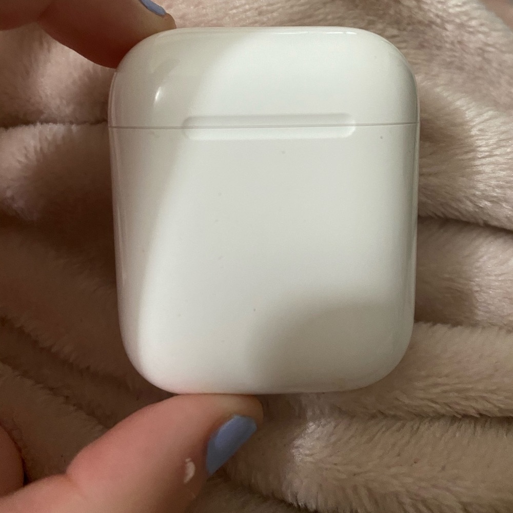 Generation 1 airpods. Only used once.